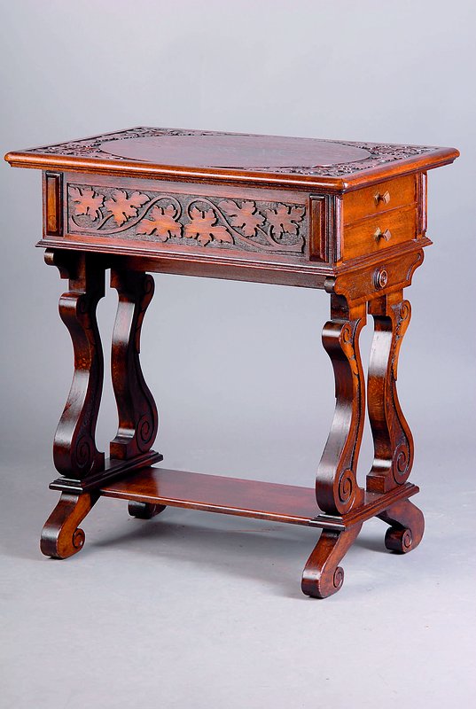 Nähtisch, deutsch, um 1870/80, Eiche/Buche massiv, Ablegefach, seitl. 2-schübig, Rankenflachschnitzerei a.d. Vollholz, 2-wangig konzipiert, Wangen ...