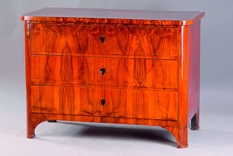 Kommode, süddeutsch, um 1830/40, Korpus WH, Wurzelnußfurnier doppelt u. 4-fach gesp. verlegt, abgerundete Ecken, eingelassene Furnierschilder, alte ...