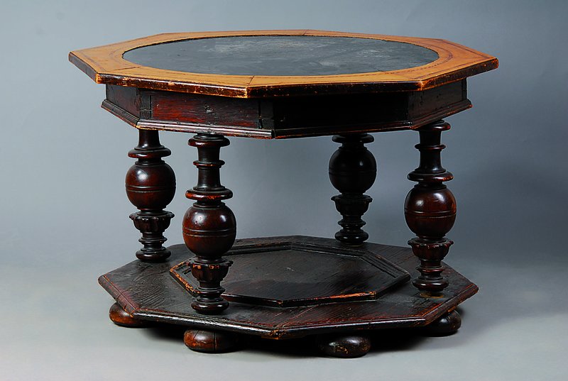 Oktogonaler Zentraltisch, mitteldeutsch, zwischen 1650-1700, Weichholz, Eibe u. Nußbaum, untere Ebene aufges.doppelt getreppteZierleisten, 4 ...