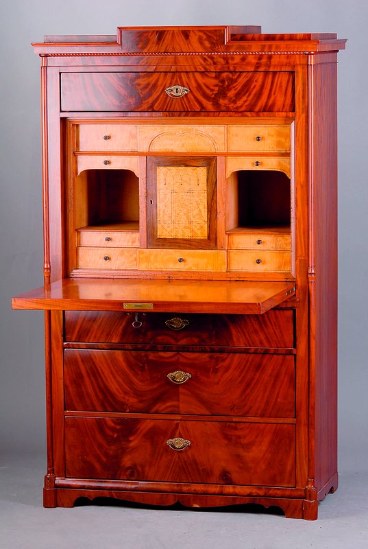 3-schübiger Schranksekretär, norddeutsch, um 1850/60, Korpus WH, Pyramidenmahagonifurnier z.T. gesp. verlegt, sog. Rahmenfassung, angedeutete 3/4 ...