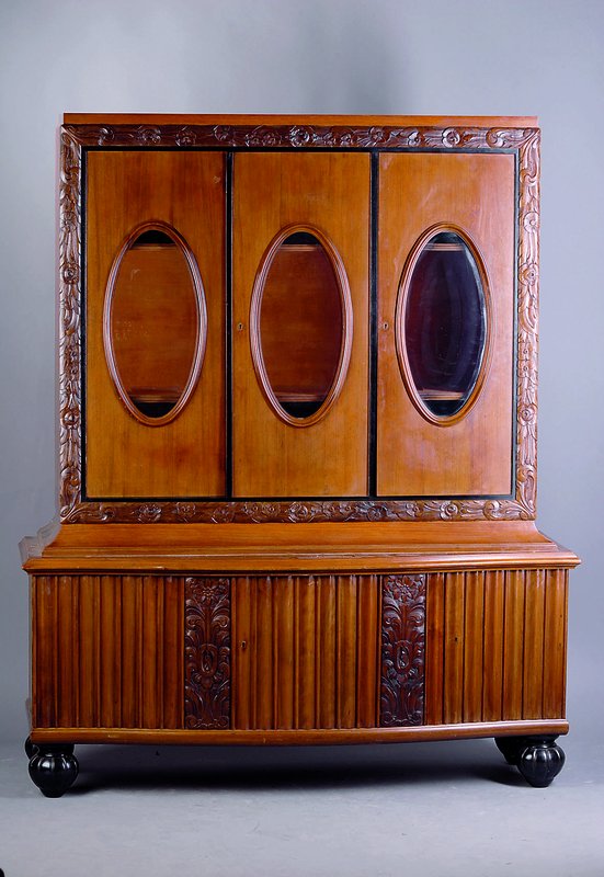 Aufsatzmöbel, deutsch, um 1910/14, Buche massiv, dickes Nußbaumfurnier, Unterteil geschweift m. sog. Falten-, Akantusblatt u. Rosettenverz., ...