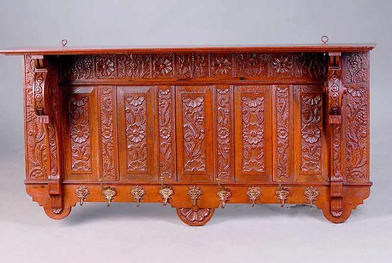 Garderobe, deutsch/holl., um 1890, Eiche massiv, Rückwand a. Rahmen gearb., Inlets reiche Blumenverz. a.d. Vollholz, 9 Bronzehaken, teilvergoldet, ...