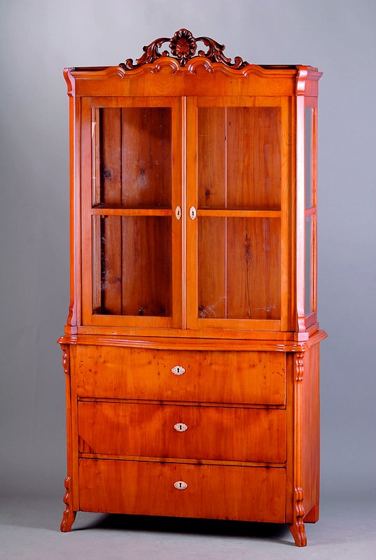 Aufsatzvitrine, mitteldeutsch, um 1840/50, Korpus WH, Rüster auf Kirschbaum gebeizt, 3-schübig, Oberteil verglast, abgeplattete Ecken, aufges. ...