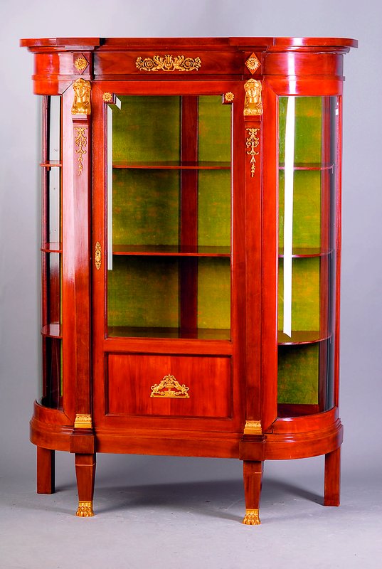 Empirestilvitrine, nach franz. Vorbild v. 1830, gebaut um 1910, Korpus HH/Eiche massiv, rötl. Mahagonifurnier, Seiten abgerundet, Mittelteil m. ...