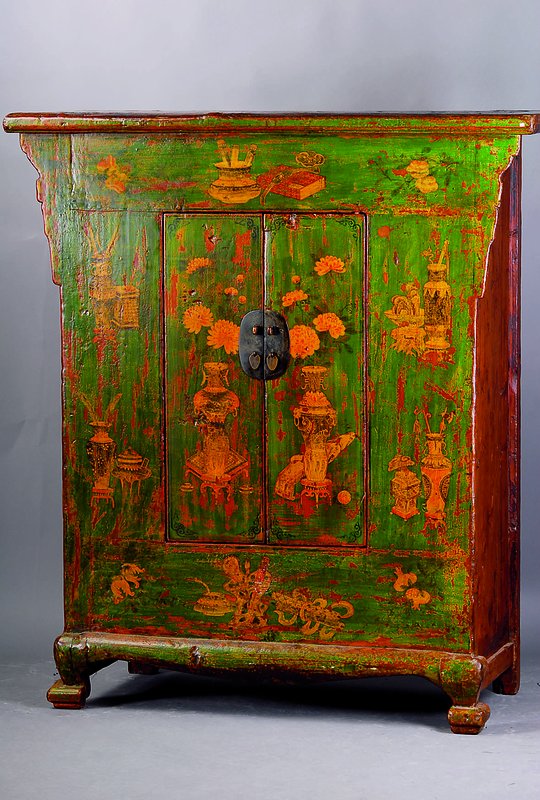 Chinesischer Vielzweckschrank, nach Vorbild v. 1860, gebaut um 1900, WH massiv, Front u. Seiten in stiltyp. Stufenverz., grüngrundig, bemalt m. sog. ...