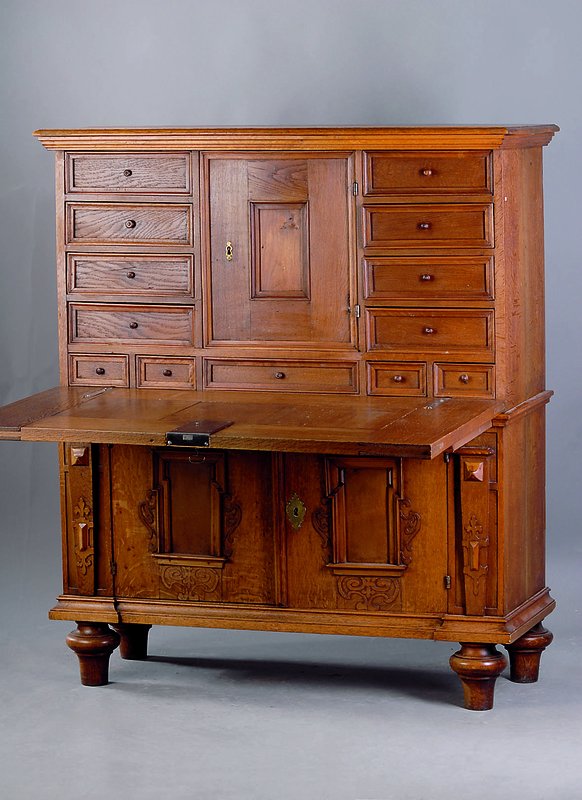 Aufsatzschranksekretär, Niederlande, um 1890, 2-teilig, Eiche massiv, Unterteil 2-türig, m. Flachschnitzereien a.d. Vollholz, aufges. Zierleisten, ...