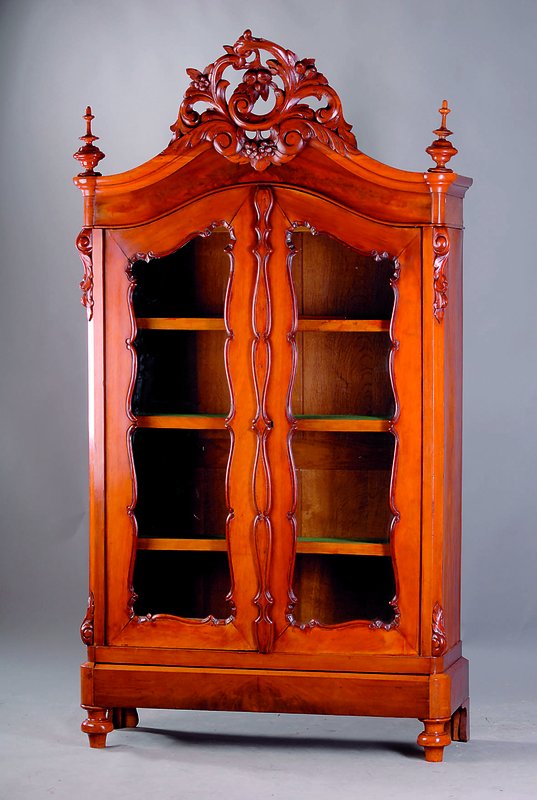 Vitrinenschrank, Niederlande, um 1845/50, Korpus WH/Eiche massiv, kompl. auf Rahmen gearb., Nußbaumfurnier z.T. gesp. verlegt, sog. ...