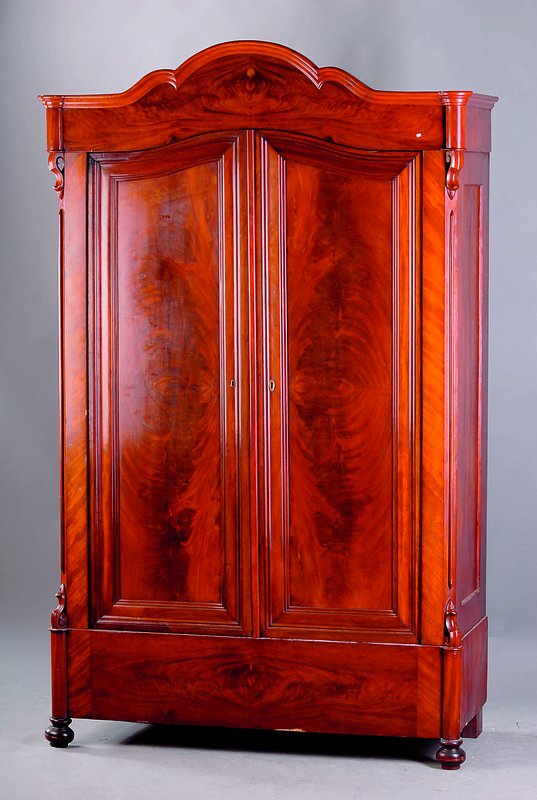 Kleiderschrank, Frankreich, um 1880/90, Korpus WH, Front u. Seiten auf Rahmen gearb., Pyramidenmahagoni doppelt bzw. 4-fach gesp. verlegt, 3-fach ...