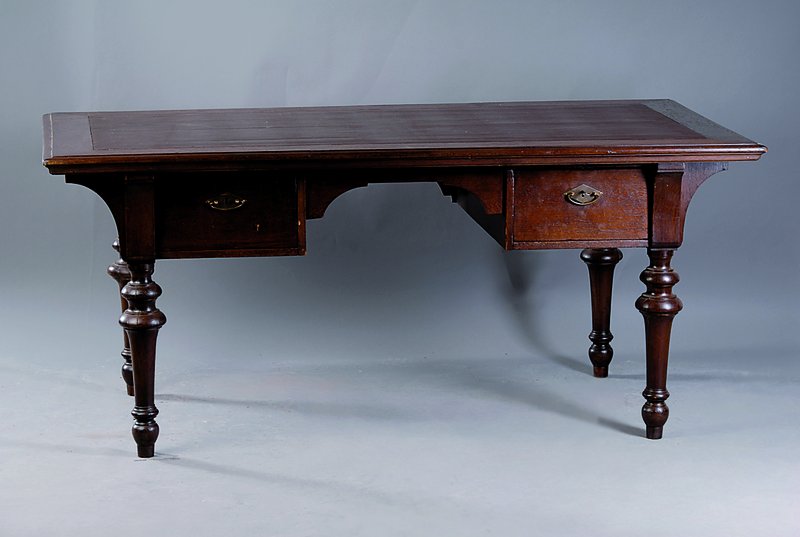 Schreibtisch, Niederlande, um 1880/90, Eiche massiv, 2 integr. Schubladen, Mittelteil ausgespart für Beine, diese reich gedrechselt, z.T. in ...