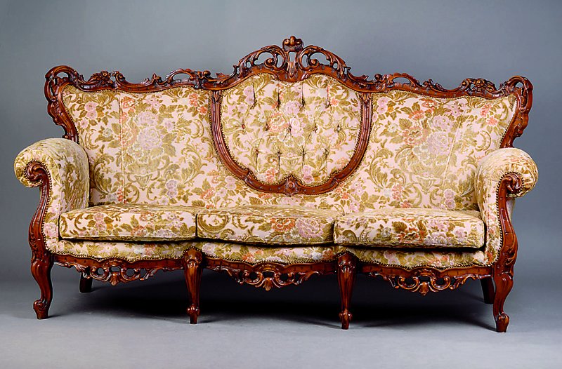 3-Sitzercouch, Italien, um 1970, Gestell Nußbaum massiv, im Rokokostil, Rahmen in Durchbrucharbeit, Akantusblatt u. Rocaillenverz., in sich 3-fach ...