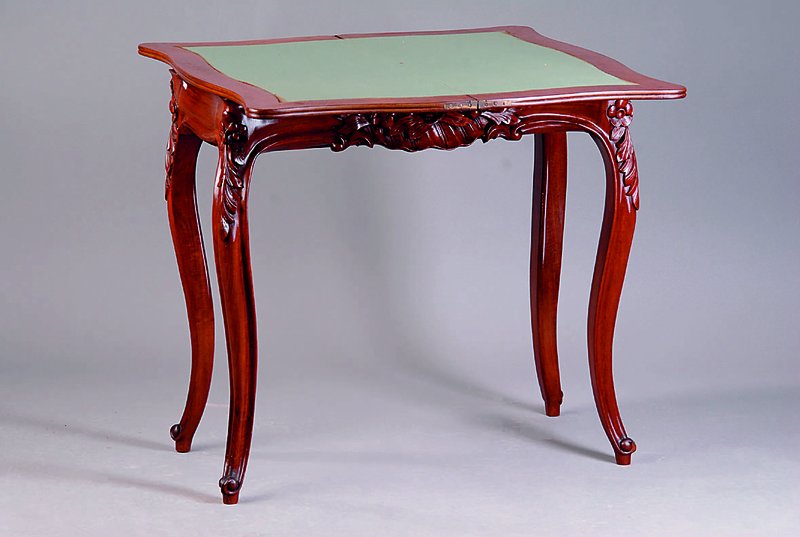 Spieltisch, norddeutsch, um 1840/50, Louis-Philippe-Stil, z. gr. Teil Mahagoni massiv, allseitig geschweift, Zarge 3-fach geschweift, Schnitzereien ...