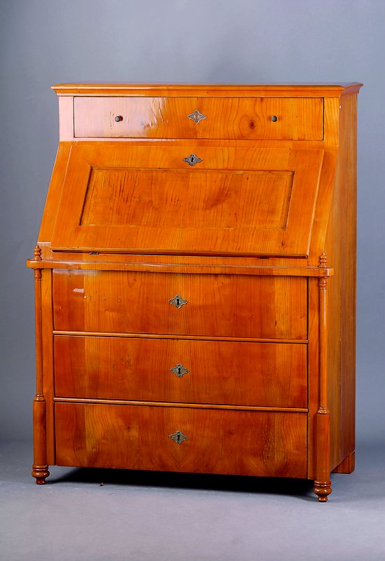 Schrägklappensekretär, mitteldeutsch, um 1860, Korpus WH, Rüsterfurnier z.T. gesp. verlegt, Beschl. a.d. Zeit, Ecken abgeflacht, m. 3/4 Säulen, ...