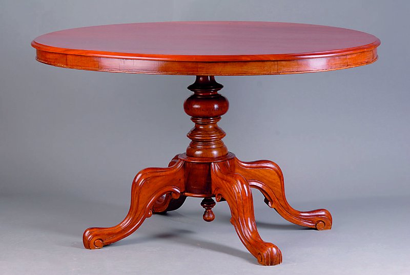Salontisch, Italien, nach dem Vorbild v. 1870, gebaut um 1910, Korpus WH, Fuß Nußbaum massiv, 4 Auslegerbeine, diese doppelt geschweift u. gerieft, ...