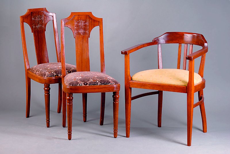 2 Art-Deco Stühle, wohl Frankreich, um 1935, Palisander/Buche massiv, abstrakt florale Flachschnitzerei, Ecken abgerundet, Beine m. Drechselarbeit ...