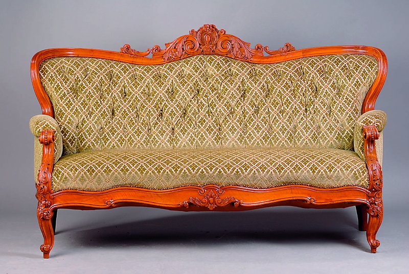 3-Sitzercouch, wohl deutsch, um 1880, Gestell z.T. Nußbaum massiv, vielfach geschweift, Akantusblatt u. Perlleistenverz., Rücken geheftet u. ...