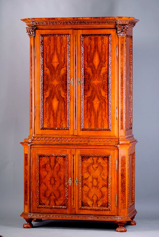 Aufsatzmöbel, Trierer Raum, um 1720/30, Korpus Eiche massiv auf Rahmen gearb., abgeplattete Ecken, aufges. Zierleisten in Akantusblattverz. u. sog. ...