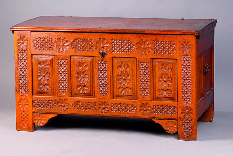 Truhe, norddeutsch, dat. 1721, Eiche, sog. Stollentruhe, reich geschnitzt, mit Schuppendekor und Blumen, ca. 71x128x58 cm