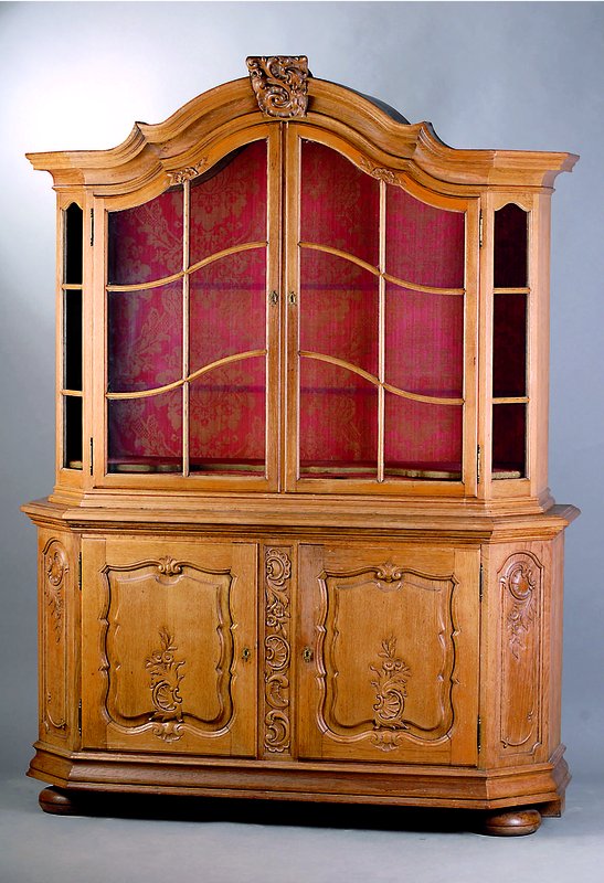 Aufsatzvitrine, norddeutsch, Mitte 20. Jh., Eiche massiv, geschnitzt, geschweifte Einlegeböden, Gebr.-Sp., ca. 225 x161 x 55 cm