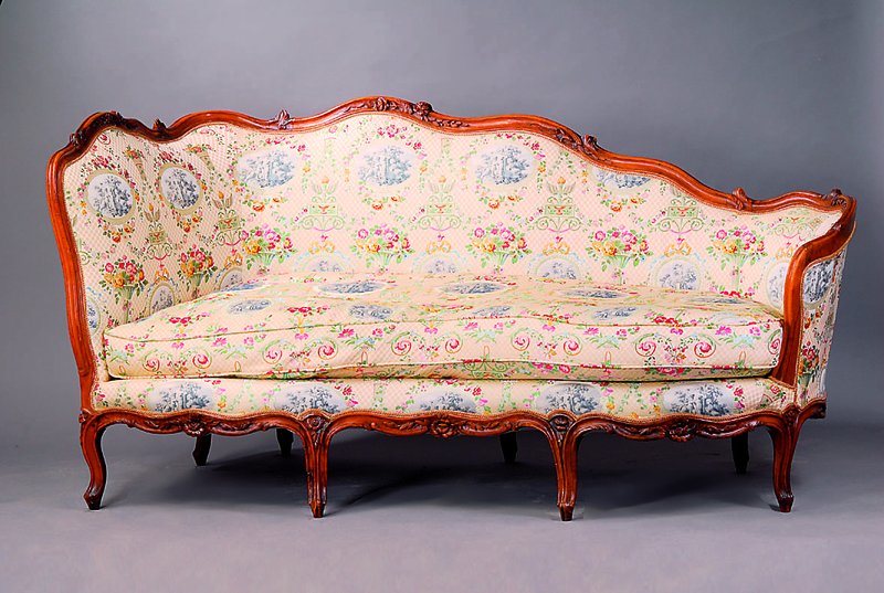 Chaiselongue, Frankreich, um 1760, Gestell Nußbaum massiv, allseitig geschweift, Rückenlehne u. Seiten abnehmend ausgeführt, Füße und Front ...