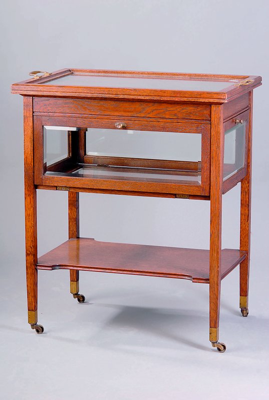 Teetisch, deutsch, um 1905/10, Eiche massiv/Furnier, abnehmbares Tablett, Vitrineteil m. facett. Glas, Auflegeboden, Beine m. Metallschuhen u. ...
