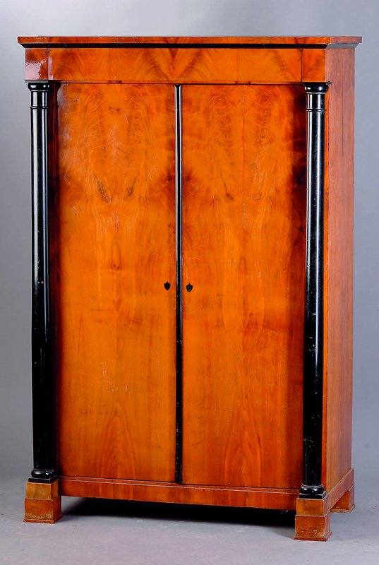 Biedermeierschrank, Baden, um 1810/20, Korpus WH, Wurzelnußfurnier, z.T doppelt gesp. verlegt, 2-türig, Lisenen in Form v. freistehenden ...