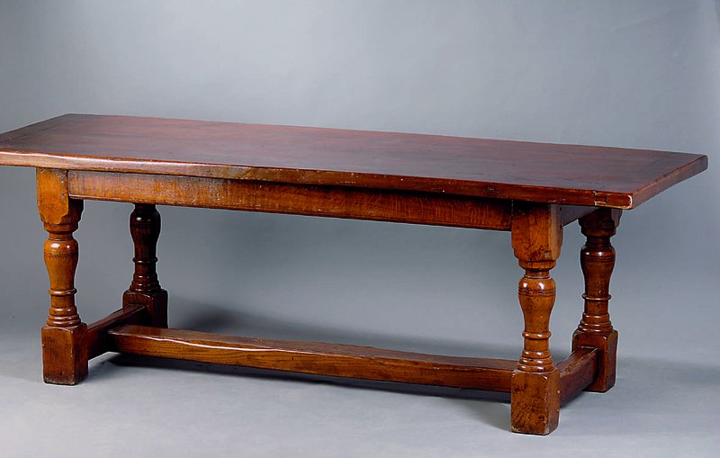 Refektoriumstisch, süddeutsch, um 1720-60, Eiche massiv, gedrechselte Balusterbeine, diese 10-fach gegliedert, dynamisch, Beine verschränkt m. ...