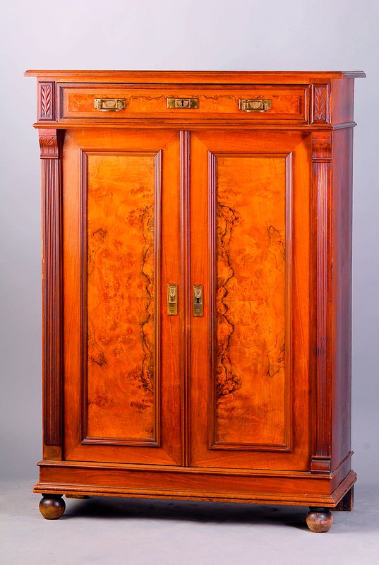 Vertiko, deutsch, um 1880/90, Eiche massiv, Front auf Rahmen gearb., Wurzelnußfurnier z.T. gesp. verlegt, Lisenen in Voluten auslaufend, 7-fach ...