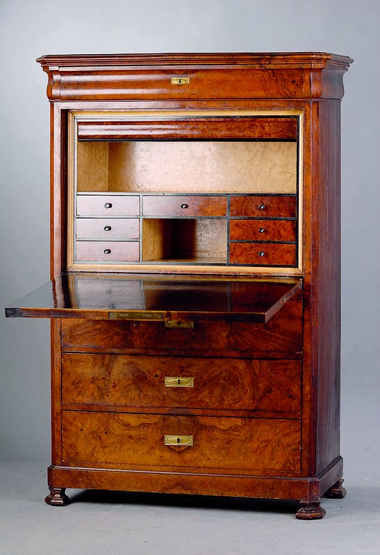 Standsekretär, deutsch, wohl Pfalz, um 1860/ 70, 3-schübig, Weichholzkorpus, Wurzelnußfurnier gesp. verlegt, Inneneinreichtung: 2 Ablegefächer, 7 ...