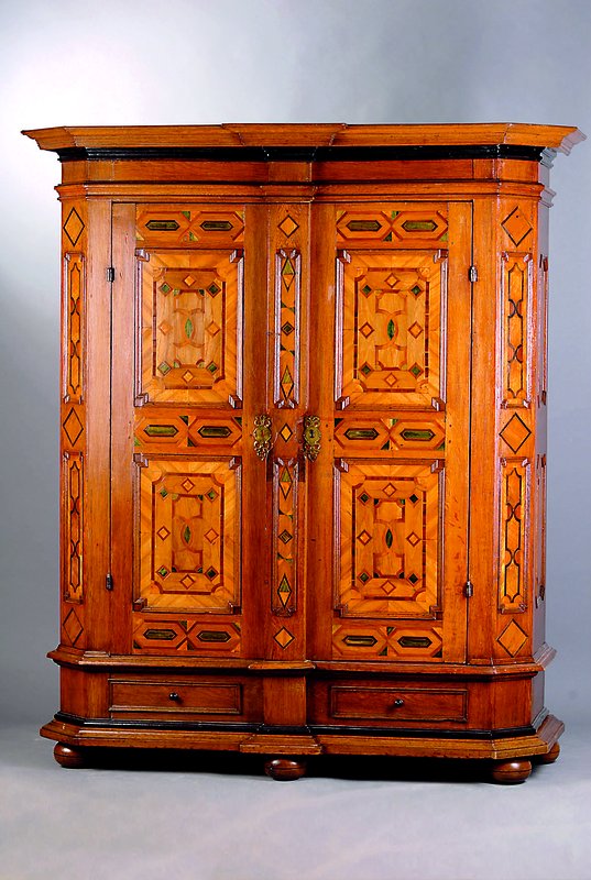 Barockprunkschrank, Schwarzwald, um 1730/40, Korpus Eiche massiv, Inneneinrichtung z.T. sek., kompl. a. Rahmen gearb., zerlegbar, sog. Spaltschrank, ...