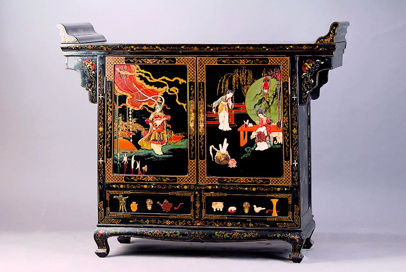 Kommodenschrank, China, Mitte 20. Jh., Lackarbeit, zwei Türen, bemalt, m. figürlichen Auflagen verziert, Gebr.-Sp., ca. 110x130x46 cm