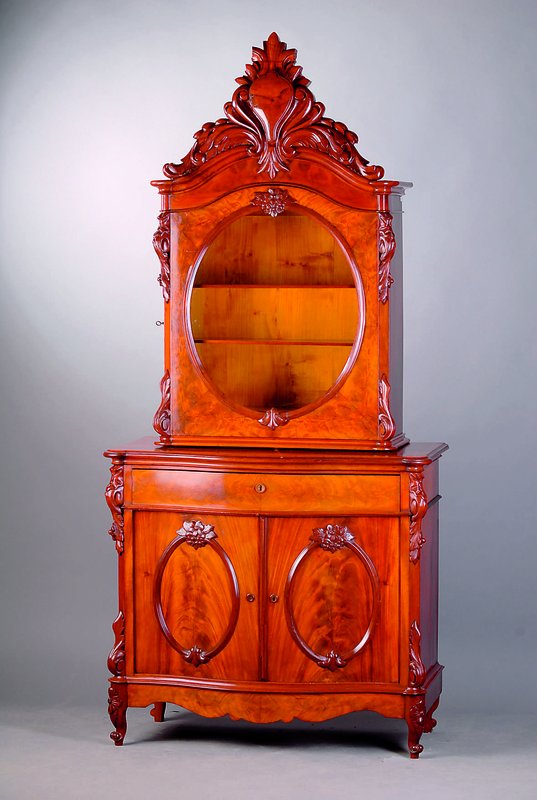 Aufsatzvitrinenschrank, Holland, um 1850/60, Korpus WH/HH, Pyramidenmahagoni/Mahagonifurnier gesp. verlegt, prunkvolles Aufsatzteil, Akanthusblatt u. ...