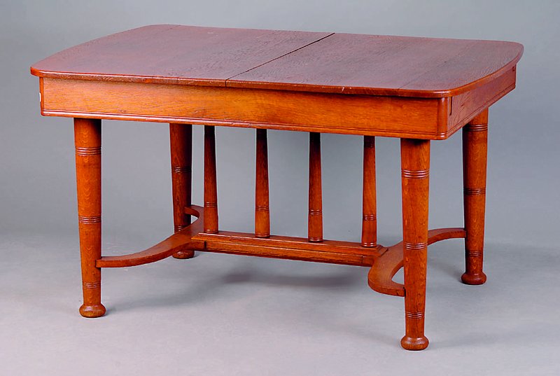 Ausziehtisch, Frankreich, um 1900/10, Eiche massiv/Furnier, Jugendstil, runde gedrechselte Beine, 3-fache Zierverriefung, Beine verschränkt, ...