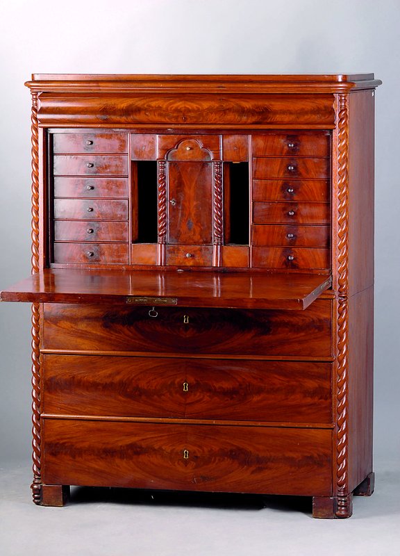Schranksekretär, wohl Dänemark, um 1840/50, Korpus WH, Pyramidenmahagonifurnier einfach u. doppelt gesp. verlegt, 3-schübig, integr. ...