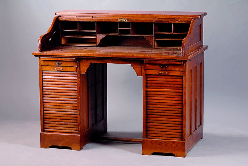 Rollschiebebüro, Holland, um 1920, Eiche massiv, Unterteil wohl m. Schubladen, Rolladenverschluß, Oberteil m. 13 Ablegefächern, 4 Schubladen ...