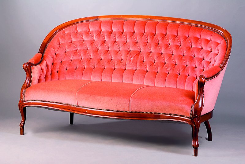 3-Sitzercouch, norddeutsch, um 1835/40, Nußbaum massiv, allseitig geschweift, z.T. doppelt gerieft, Armlehnen 3-fach geschweift u. in sich gerieft, ...