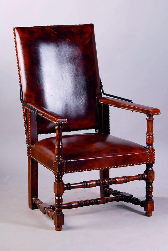Stuhlsessel, im frühen Barockstil, Holland, 50/60er Jahre, Gestell Nußbaum massiv, reiche Drechselarbeit, Beine in sich verschränkt, Rückenlehne ...