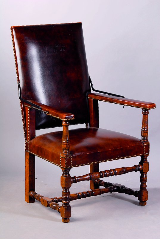 Stuhlsessel, im frühen Barockstil, Holland, 50/60er Jahre, Gestell Nußbaum massiv, reiche Drechselarbeit, Beine in sich verschränkt, Rückenlehne ...