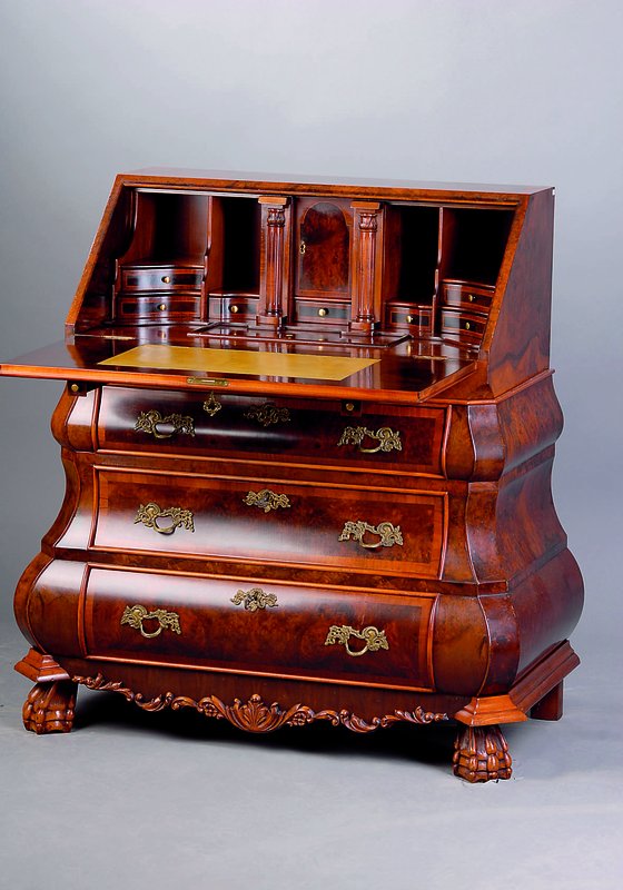 Schrägklappensekretär, Holland 60er Jahre, nach dem Vorbild v. 1770/80, Korpus WH bzw. Urwaldholz, allseitig geschweift, Wurzelnußfurnier gesp. ...