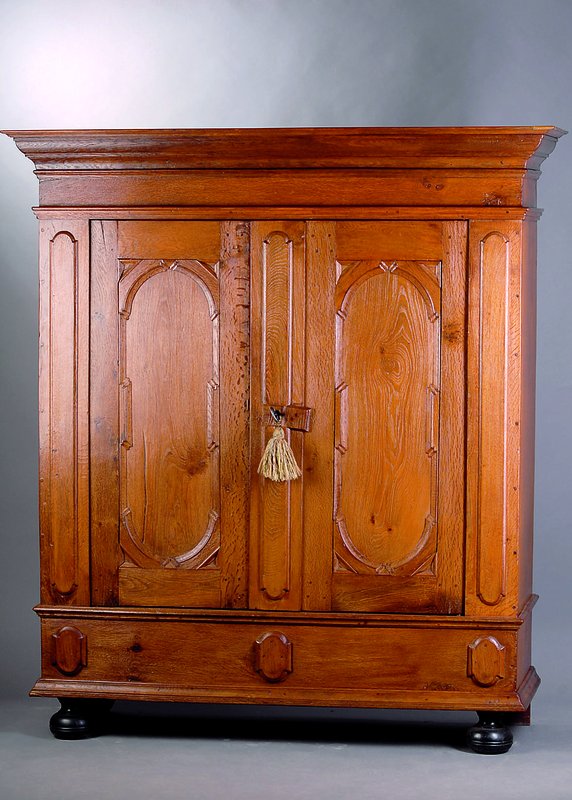 Barockschrank, Niederlande, um 1860/70, Eiche massiv, Front u. Leisten aufgedübelt, Lisenen einfach getreppt, Enden abgerundet, Türen auf Rahmen ...