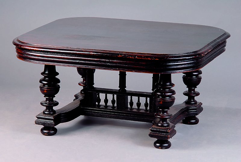 Couchtisch, Frankreich, um 1890, Eiche massiv/Furnier, 4-säulig m. Balustrade, Beine gekürzt, neu verleimt, Alters- u. Gebr.-Sp., ca. 52x100x86 cm