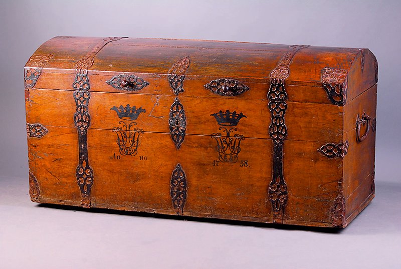 Buckeltruhe, deutsch, um 1760, Eiche massiv, Bänderung m. schmiedeeiserner Durchbrucharbeit, l. schwundrissig, kl. Überreste alter Bemalung, Anno ...