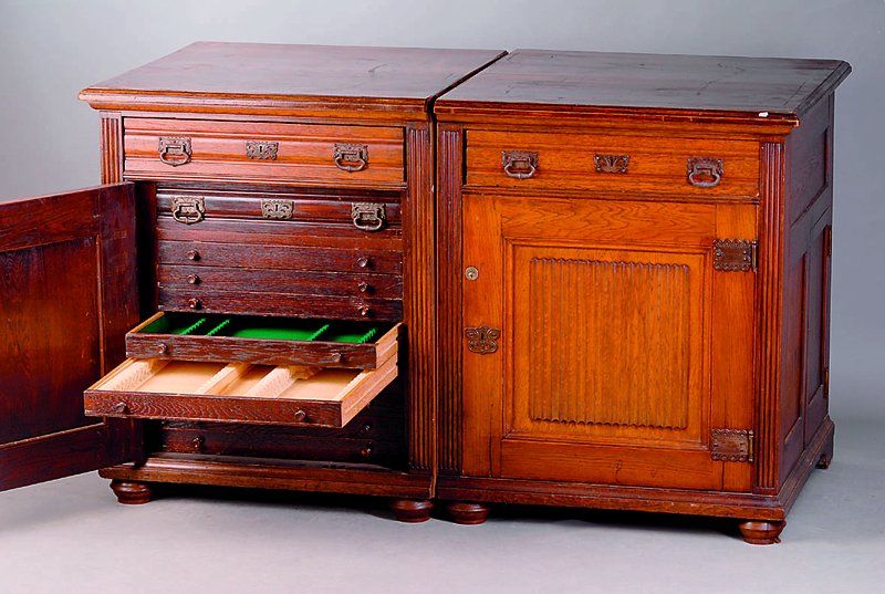 Archivschrank, wohl Koppenhagen, um 1900/10, Eiche massiv/Furnier, auf Rahmen gearb., Front z.T. klassizistisch m. breiter Wellentuchverz., ...