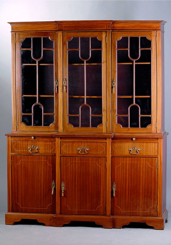 Vitrinenschrank, England, nach dem Vorbild des19 Jh., 50/60er Jahre, WH, Mahagonifurnier m. Fadenintarsien, Mittelteil l. herausragend, Oberteil ...