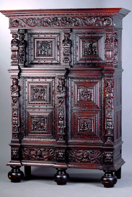 Sakristeischrank, Niederlande, um 1880, Eiche massiv, auf balusterförmigen Kugelfüßen, 2-schübig, Front m. Rocaillen u. Blumenschnitzereien, ...