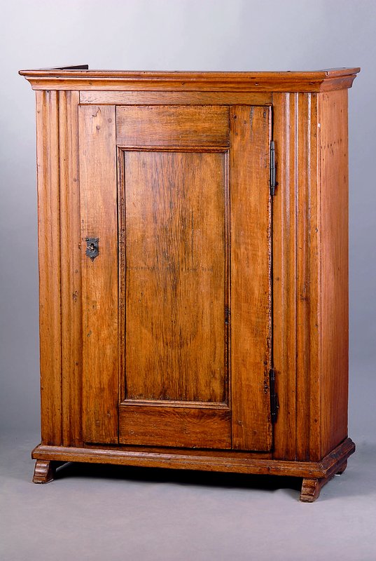 Bauernschrank, Hessen, um 1730/50, Eiche massiv, Front auf Rahmen gearb., Lisenen 4-fach gewellt, Schloß u. Beschl. a.d. Zeit, Schlüssel neu, ...