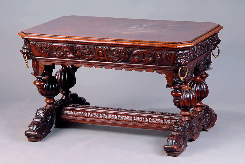 Beistelltisch, Belgien/Frankreich, um 1880/90, sog. Wangentisch, Eiche massiv/Furnier, reich geschnitzt, Wangen m. Schlangen u. Schuppendekor, Zarge ...