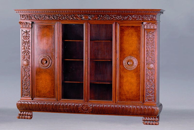 Bücherschrank, deutsch, 20/30er Jahre, Korpus WH/HH, Nußbaum massiv, Bildhauerarbeiten a.d. Vollholz im Renaissancestil m. Anspielung auf Fülle u. ...