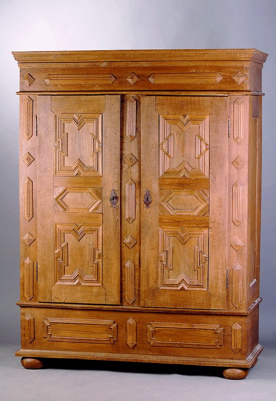 Kleiderschrank, Westfalen, um 1810-20, Eiche massiv, Front auf Rahmen gearbeitet, aufgesetzte geometrisierende Zierleisten, diese doppelt und ...