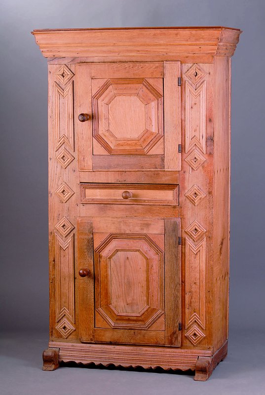 Schrank, Westfalen, um 1820-30, Eiche massiv, Front kassettiert, auf Rahmen gearbeitet, Zierleisten drei- und vierfach getreppt, Füße sek., ca. 168 ...