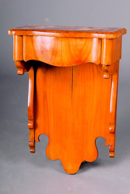 Wandkonsole, süddeutsch/Pfalz, um 1835-40, Weichholz Wurzelkirschfurnier gespiegelt verlegt, Wangen siebenfach geschweift, rhythmisch gegliedert, ...